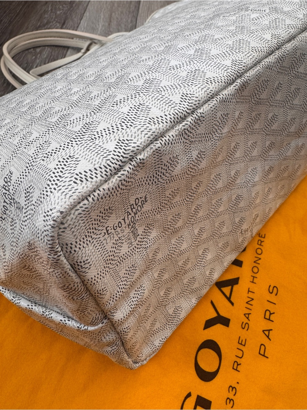 Goyard Saint Louis Tote in White with Matching Pouch - Picture 10 of 12